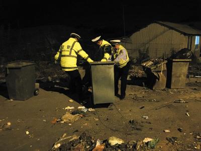 垃圾箱橫在路中間 交警徒手清理垃圾獲稱(chēng)贊