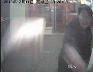 取錢未果醉漢銀行內(nèi)砸“ATM”