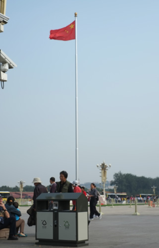 離國(guó)旗最近的垃圾桶