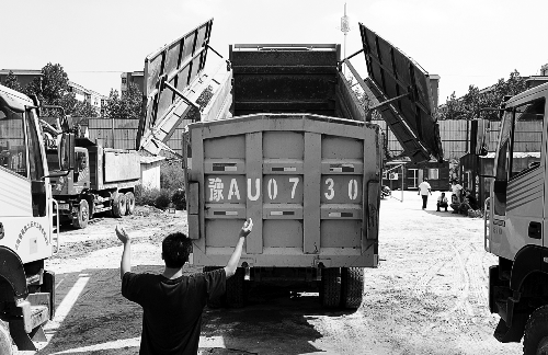 鄭州40輛新型環(huán)保垃圾車20日投入運(yùn)營(yíng) 鄭州40輛新型環(huán)保垃圾車20日投入運(yùn)營(yíng)