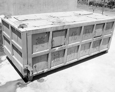 小區(qū)垃圾桶臭味隨風(fēng)飄