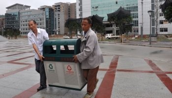 南部縣市民廣場新增55個環(huán)保垃圾桶