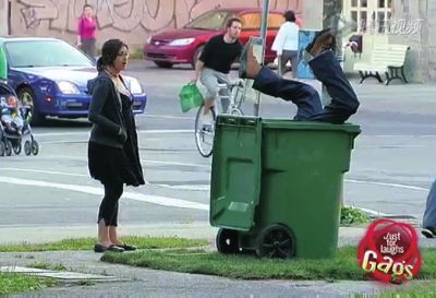 垃圾桶“生吞”環(huán)衛(wèi)工