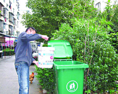 小區(qū)常用塑料垃圾桶實景圖