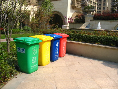 小區(qū)常用塑料垃圾桶實景圖