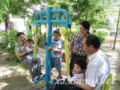 烏魯木齊天山區(qū)文體局向泰僖小區(qū)贈送3萬余元健身器